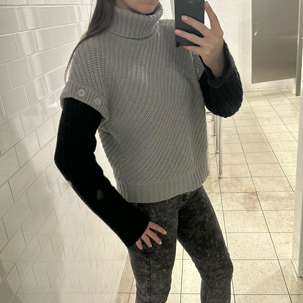 Equipment sweater size Small button details to be short sleeve sweater